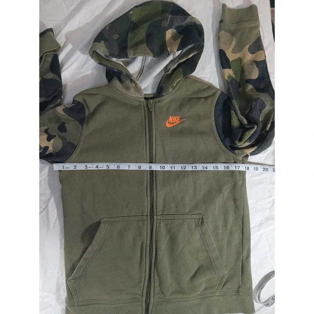 Nike‎ Camo Hoodie Youth Size Large  Boys/Girls Hooded Sweatshirt. Orange Swoosh